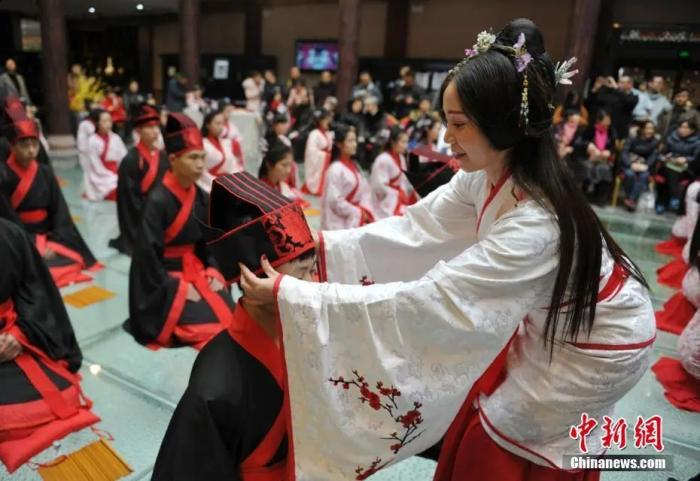 焦点娱乐官方：东西问丨李龙：中国传统文化如何理解“人”？